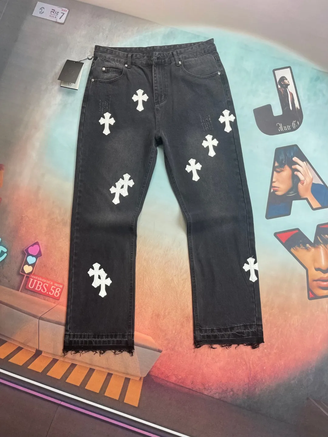 🅿️236 🔘Style No.-KL151 🔘Cro Heart𝐂𝐡𝐫𝐨𝐦𝐞 𝐇𝐞𝐚𝐫𝐭 Classic CH Cross Patch Leather Jeans [Black and White]* The top-notch heavy-duty washing water gives the denim a natural aged texture, making it softer and softer to the touch, and every fold is a filter of age. The calfskin cross is fully laser-cut, with neat lines like works of art, and high-grade matte edges. The distressed silver hardware has its own retro buff, and the buttons and zippers tell a story the more they are used. The straight silhouette is perfect for concealing your body, and the hips become wider and the legs become thicker in seconds. Pair it with short boots to make you look taller, or wear it with dad shoes for a lazy look. You can wear it casually with a white T-shirt and it will make you shine. From the leather to the wiring, everything is top-notch, and you can tell the texture at the first touch - it's not in the same dimension as the currency at all!  Size: S M L XL (28.30.32.34) Color: black with black, black with white, black with pink